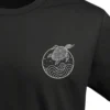 Schwarzes T-Shirt mit Schildkröte im Ozean der Wellen – Vis Wear Organic Surf Style Turtle Design close up