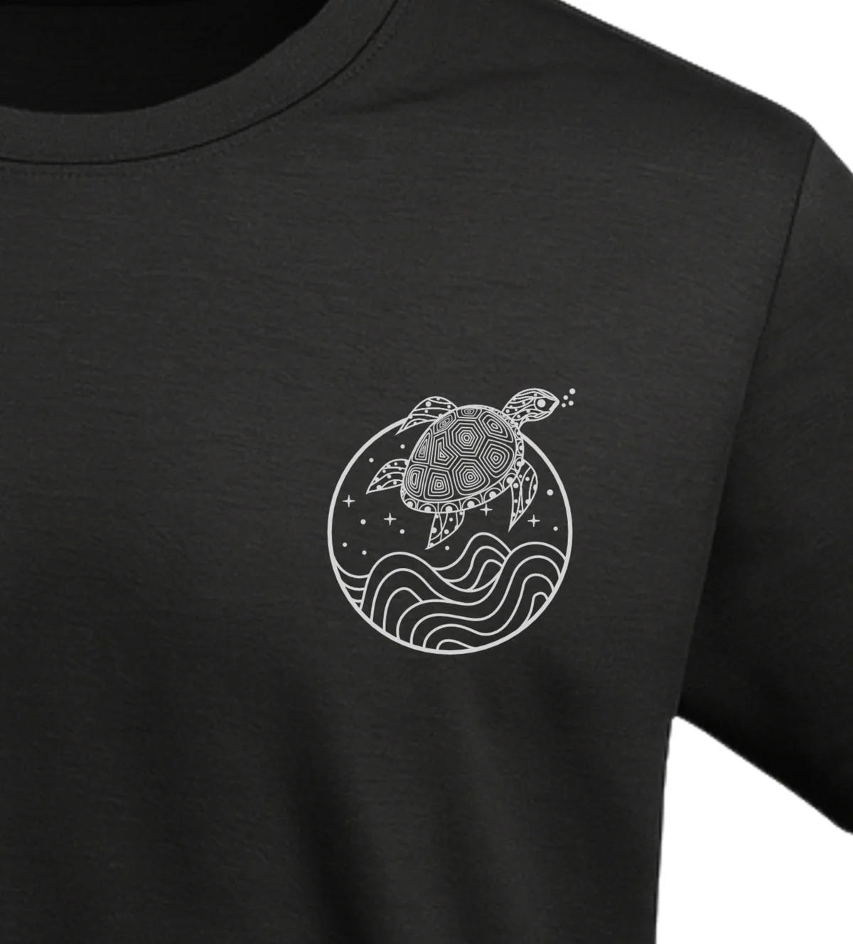 Schwarzes T-Shirt mit Schildkröte im Ozean der Wellen – Vis Wear Organic Surf Style Turtle Design close up