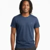 Männliches Model kombiniert das Vis Wear Organic Unisex Shirt in Blau Navy