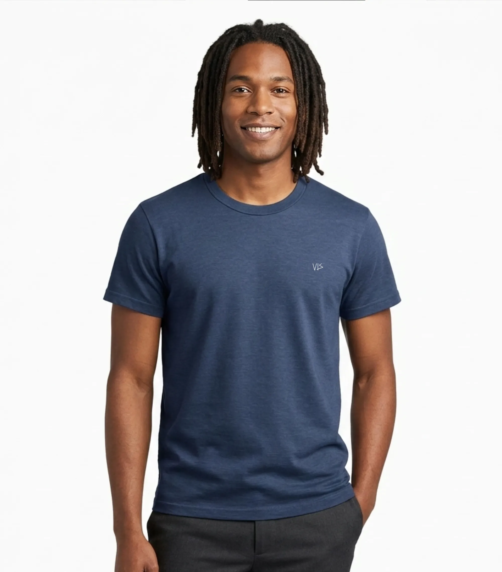 Männliches Model kombiniert das Vis Wear Organic Unisex Shirt in Blau Navy