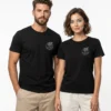 Model Herr Dame Schwarzes T-Shirt mit Schildkröte im Ozean der Wellen – Vis Wear Organic Surf Style Turtle Design