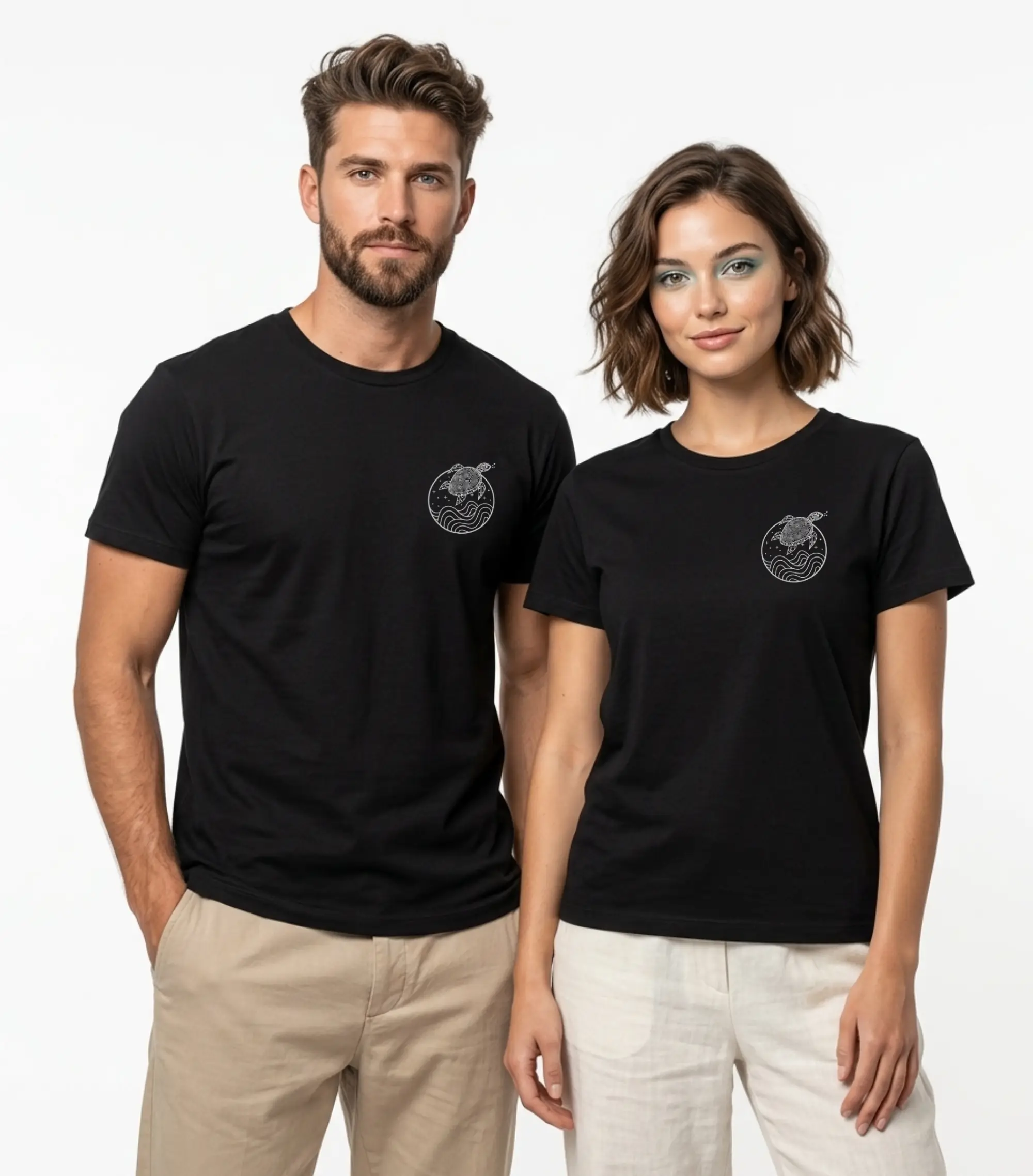 Model Herr Dame Schwarzes T-Shirt mit Schildkröte im Ozean der Wellen – Vis Wear Organic Surf Style Turtle Design