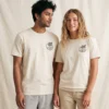 model-unisex-organic-shirt-schildkroete-lifestyle-ocean-life Model trägt das Pure Natural Organic Shirt „Schildkröte im Ozean der Wellen“ in der Farbe Natural.
