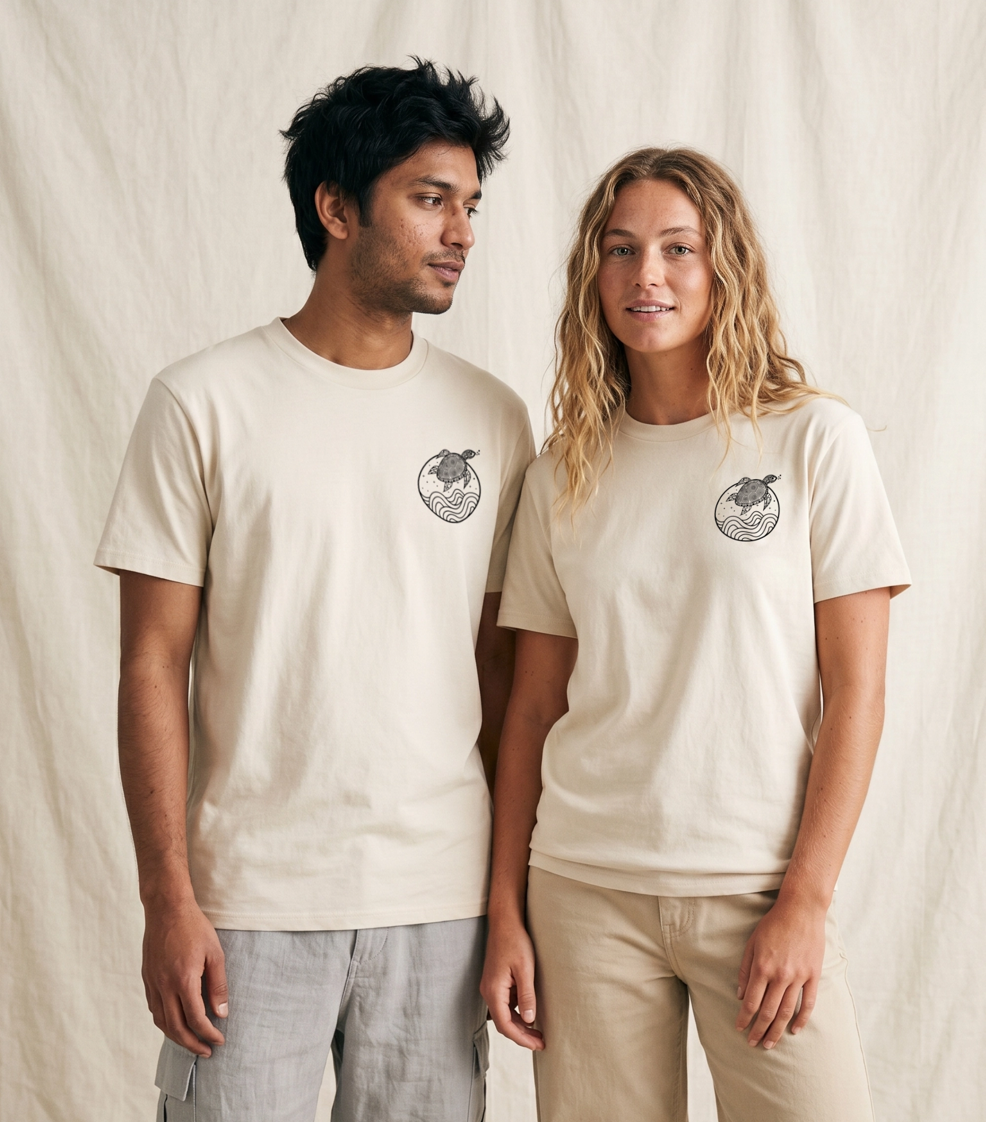 model-unisex-organic-shirt-schildkroete-lifestyle-ocean-life Model trägt das Pure Natural Organic Shirt „Schildkröte im Ozean der Wellen“ in der Farbe Natural.
