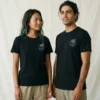 unisex-premium-organic-shirt-Schwarz-Schildkröte-lifestyle-ocean-life Model des Unisex Premium Schwarz Organic Shirts mit Schildkröte-Design aus 100% Bio-Baumwolle.