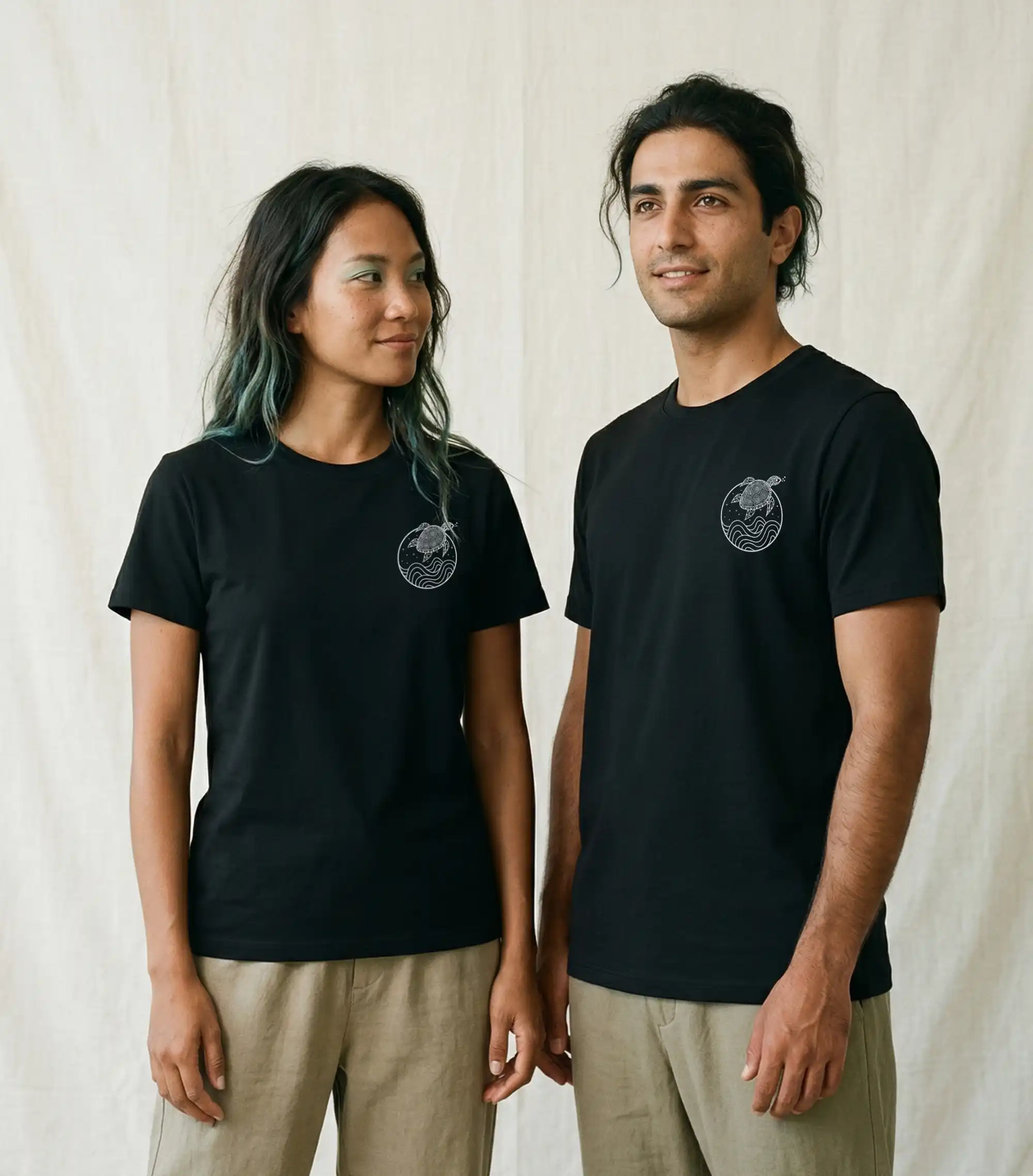 unisex-premium-organic-shirt-Schwarz-Schildkröte-lifestyle-ocean-life Model des Unisex Premium Schwarz Organic Shirts mit Schildkröte-Design aus 100% Bio-Baumwolle.