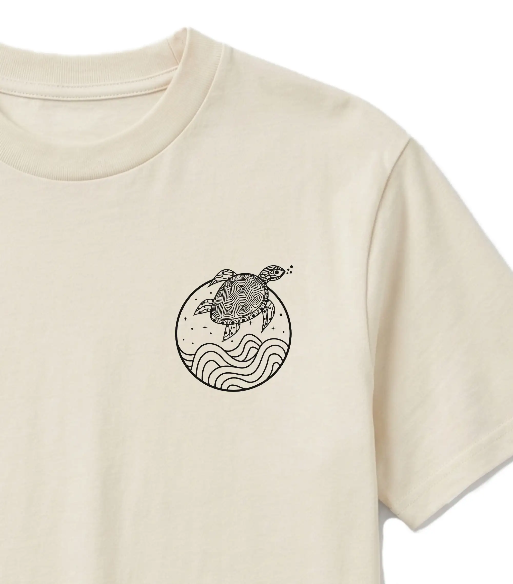 schildkroete-vis-wear-organic-unisex-shirt-bio-baumwolle-fair-natural_design-details Detailaufnahme des Schildkröten-Designs, gedruckt mit veganer, wasserbasierter TEXPRINT-AQ Farbe im Siebdruckverfahren.